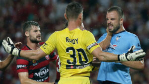 Goalkeeper Liam Reddy and Sydney defender Matt Jurman get into an argument. (Courtesy of theworldgame.sbs.com.au