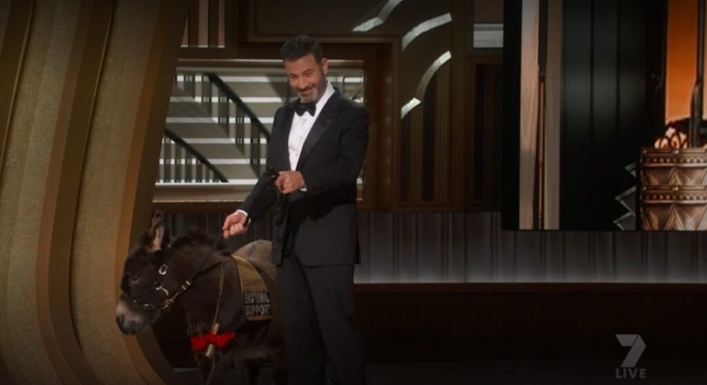 Jimmy Kimmel and Jenny the donkey. Source: 7. Oscars 2023.