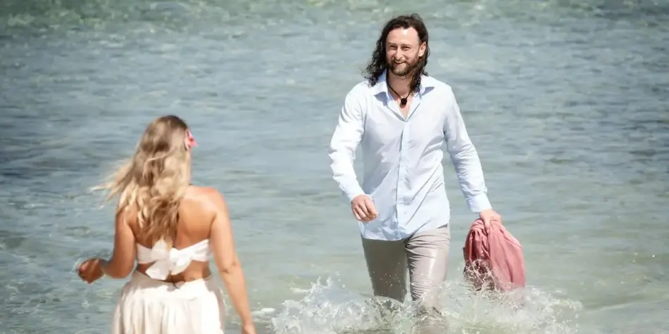 Amy and Haydn on Stranded on Honeymoon island
