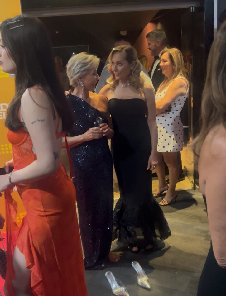Jan took a cheeky high heels break on the red carpet of The Golden Bachelor 