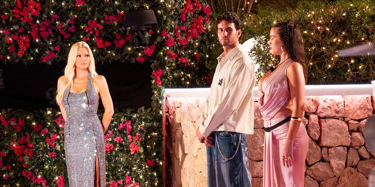 gabby mick and sophie at the Love island firepit