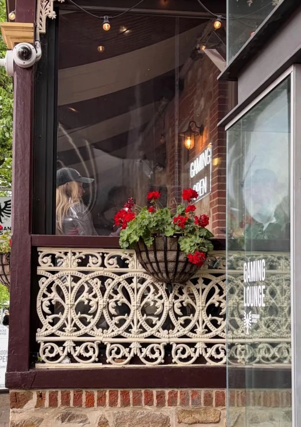 Is that Sharn on a date with Ross? Image: Reddit.