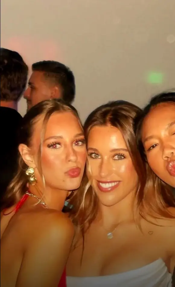 A photo of Yana with Kye in the background. Image: Reddit.