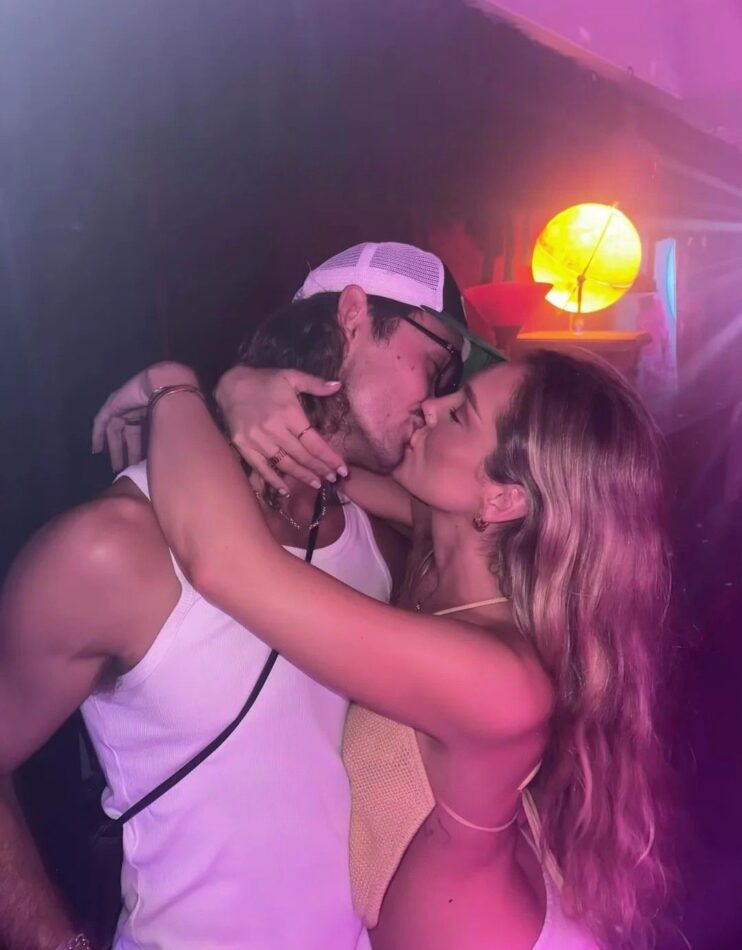 Sharn and Ross kissing. Image: Reddit.