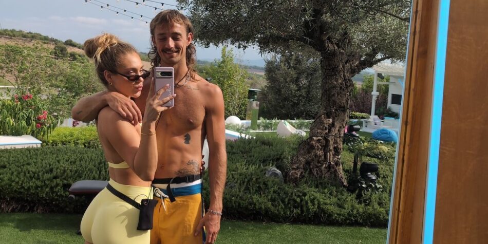 Ross and Sharn taking a selfie in the villa. Image: Nine.