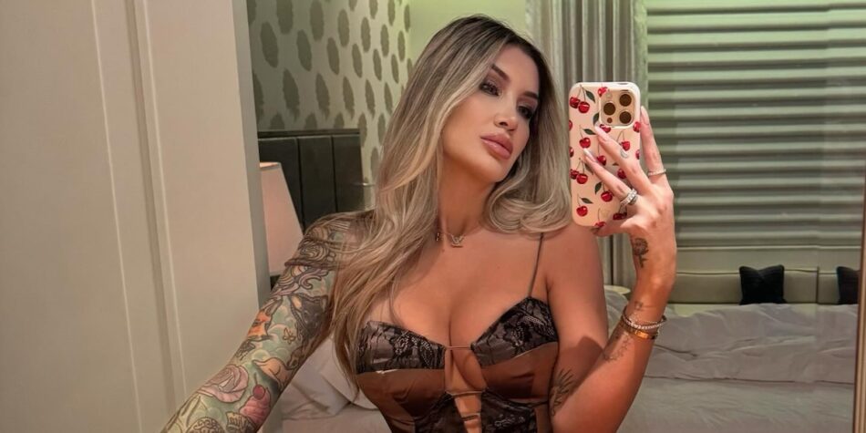 Gia taking a mirror selfie. Image: Instagram.